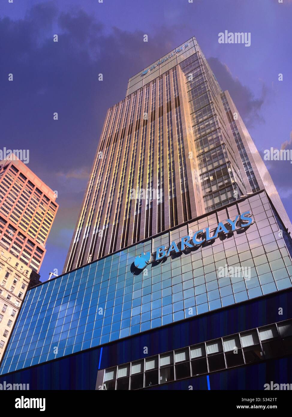 El edificio Barclays en la séptima avenida cerca de Times Square es un imponente rascacielos, Nueva York, Estados Unidos Foto de stock