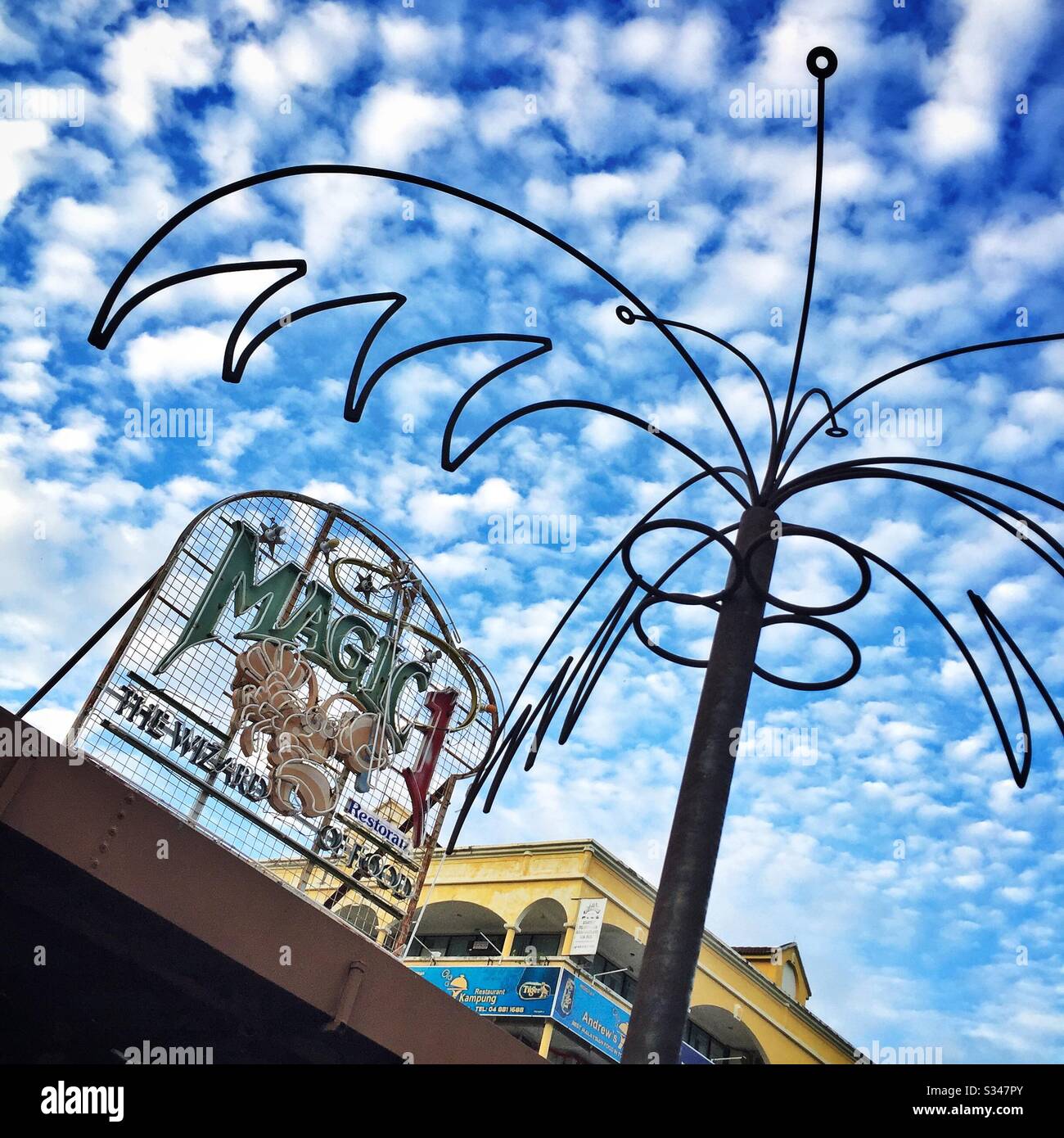 Palma de acero estilizada y neón de estilo antiguo sin iluminación para el  restaurante Magic 1 durante el día, Batu Ferringhi, Penang, Malasia  Fotografía de stock - Alamy