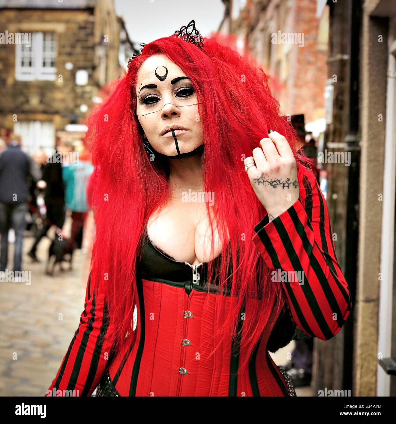 Persona con un traje creativo durante un evento de cosplay. Fin de semana  de Whitby Goth. Gótica steampunk cuero niña con pelo rojo Fotografía de  stock - Alamy