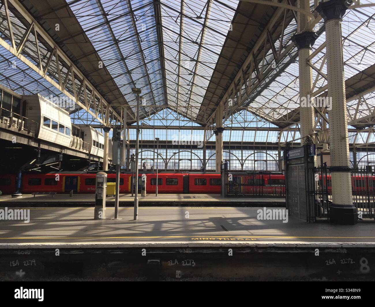Virus de la corona Estación Waterloo vacía 1325 23 de marzo 2020 embargo de viajes Foto de stock