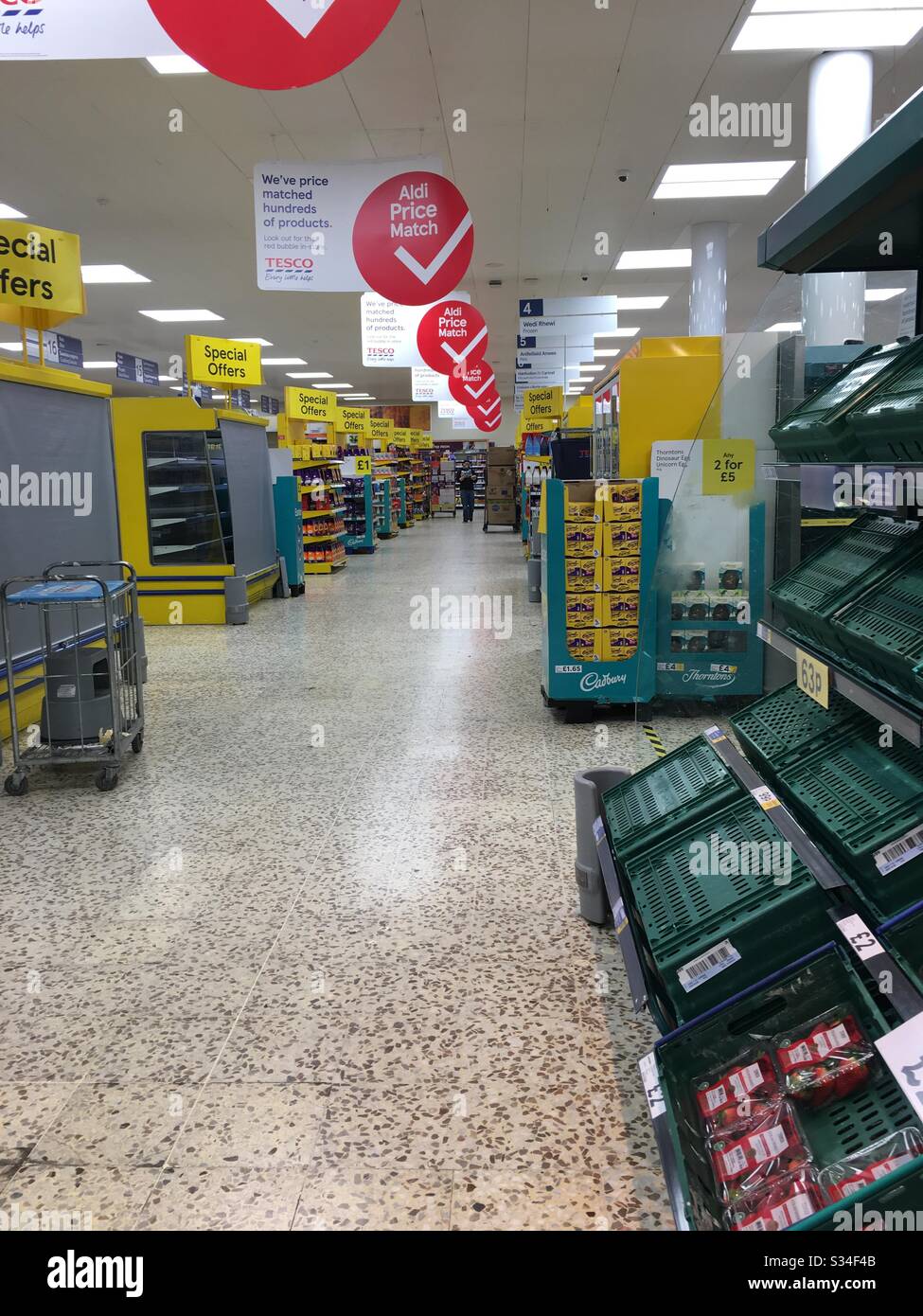 Supermercado vacío durante el brote de Coronavirus Foto de stock