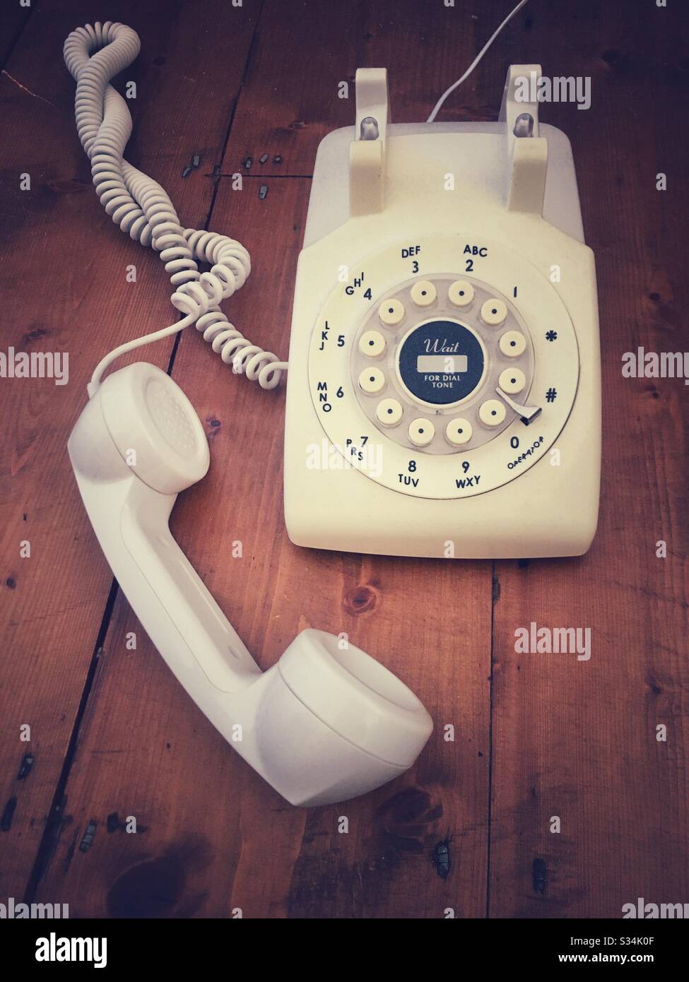 Teléfono de estilo antiguo sobre fondo de madera Foto de stock