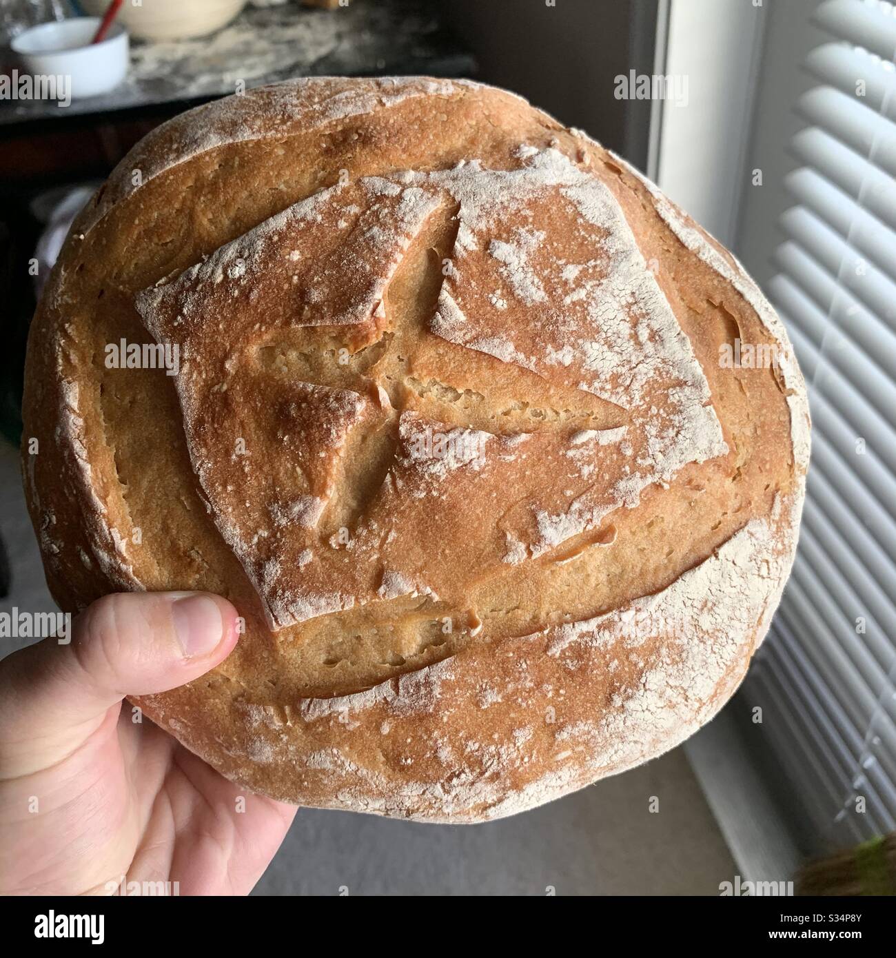 Esta es una hogaza de pan de einkorn de masa fermentada que hice. Yo soy el  que sostiene el pan en la foto Fotografía de stock - Alamy