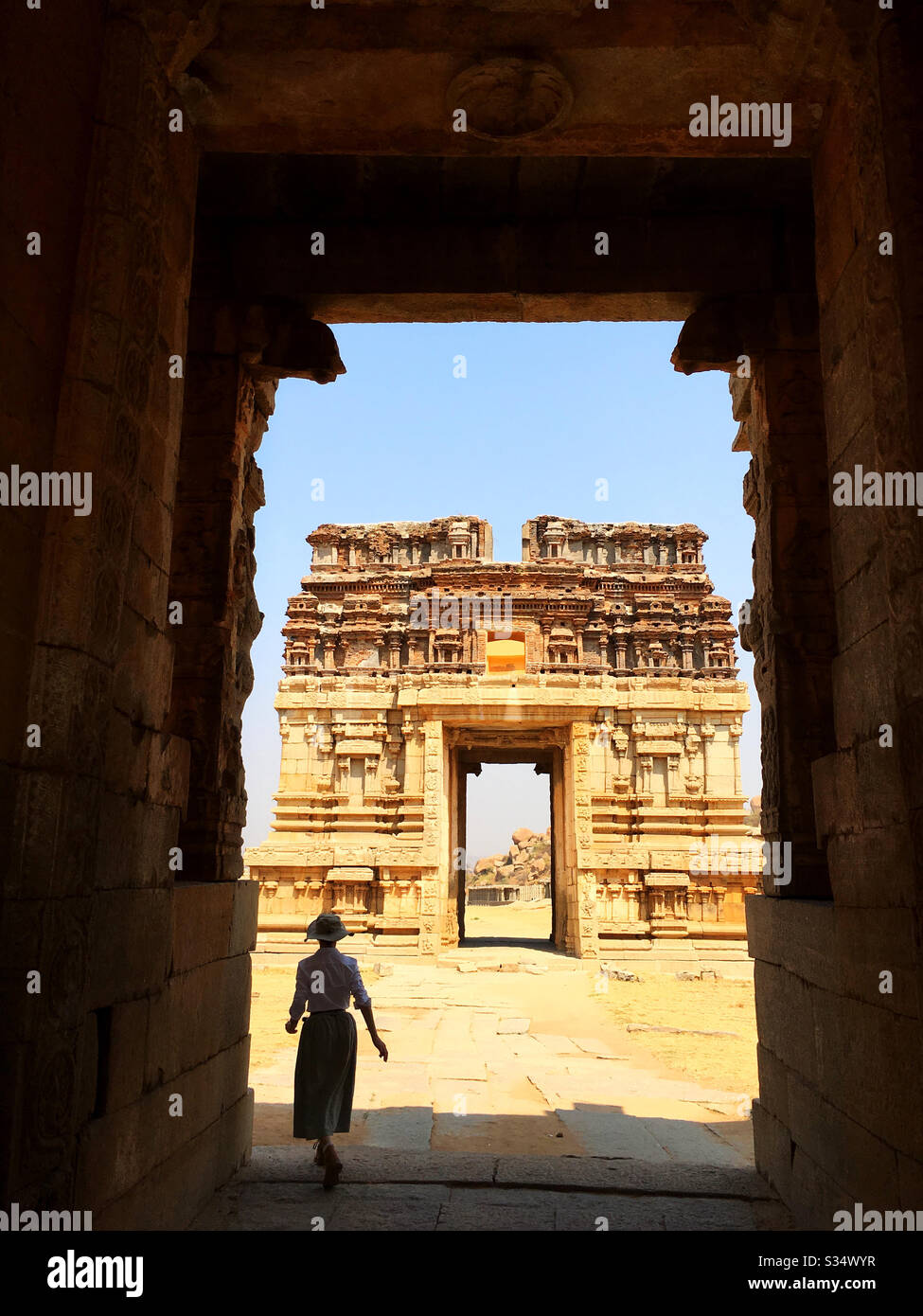 Un turista que entra en el templo de Achyutaraya en Hampi, Karnataka, India. Foto de stock