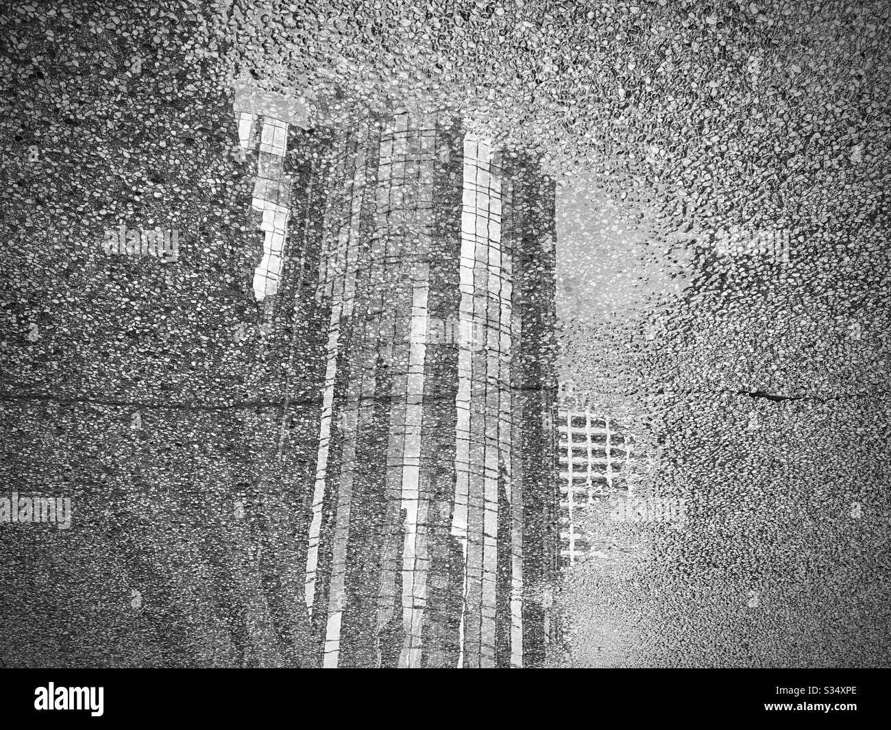 LOS ANGELES, CA, MAR 2020: Reflexión del hotel Westin Bonaventure en un charco después de la lluvia en el centro. Blanco y negro Foto de stock