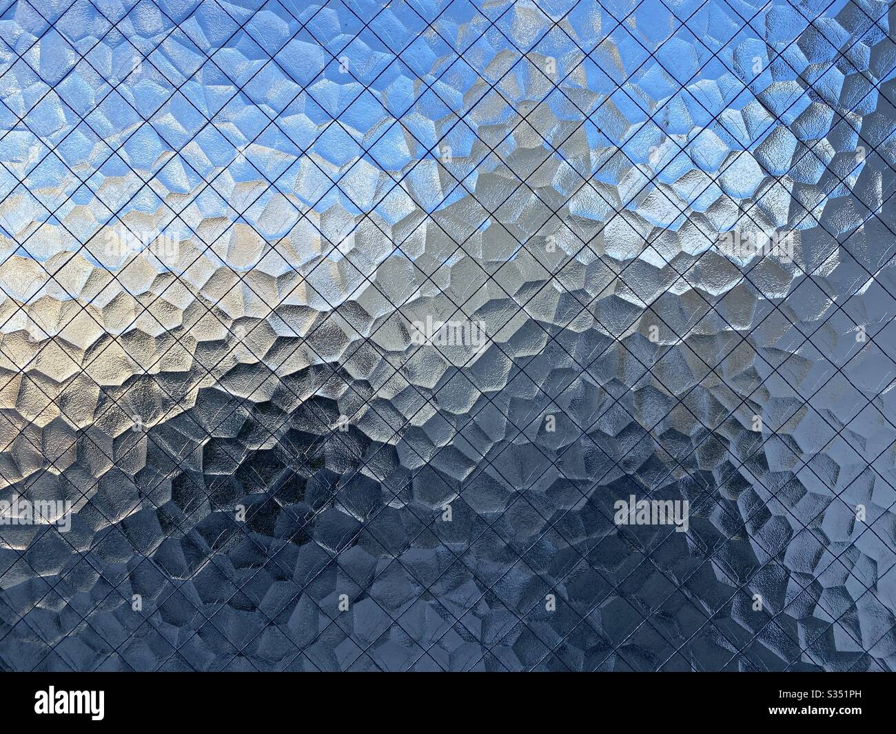 Malla de alambre de vidrio fotografías e imágenes de alta resolución - Alamy