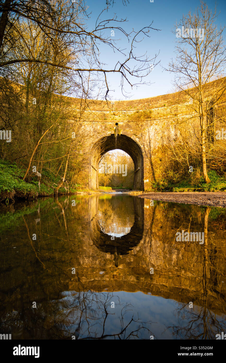 Acueducto sobre el río Medlock en Daisy Nook Country Park Foto de stock