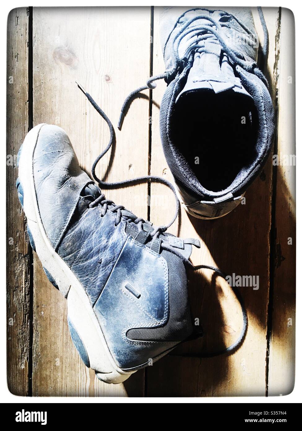 Botas resistentes al agua para hombre Geox Fotografía de stock - Alamy