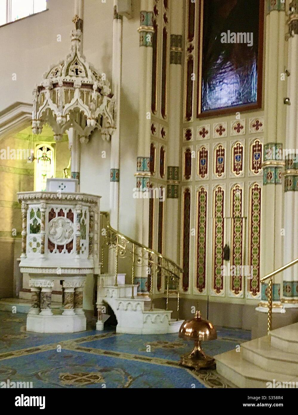 El hermoso púlpito de la Iglesia Católica Romana de Belfast, Irlanda del Norte, de San Malachy. El interior de la iglesia, al estilo del período Tudor (1485-1603), ha ganado muchos premios por su restauración. Foto de stock
