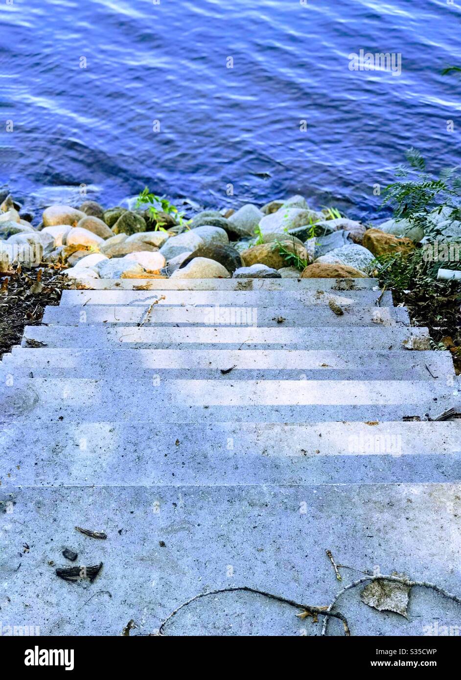 Escaleras que bajan a un lago Foto de stock