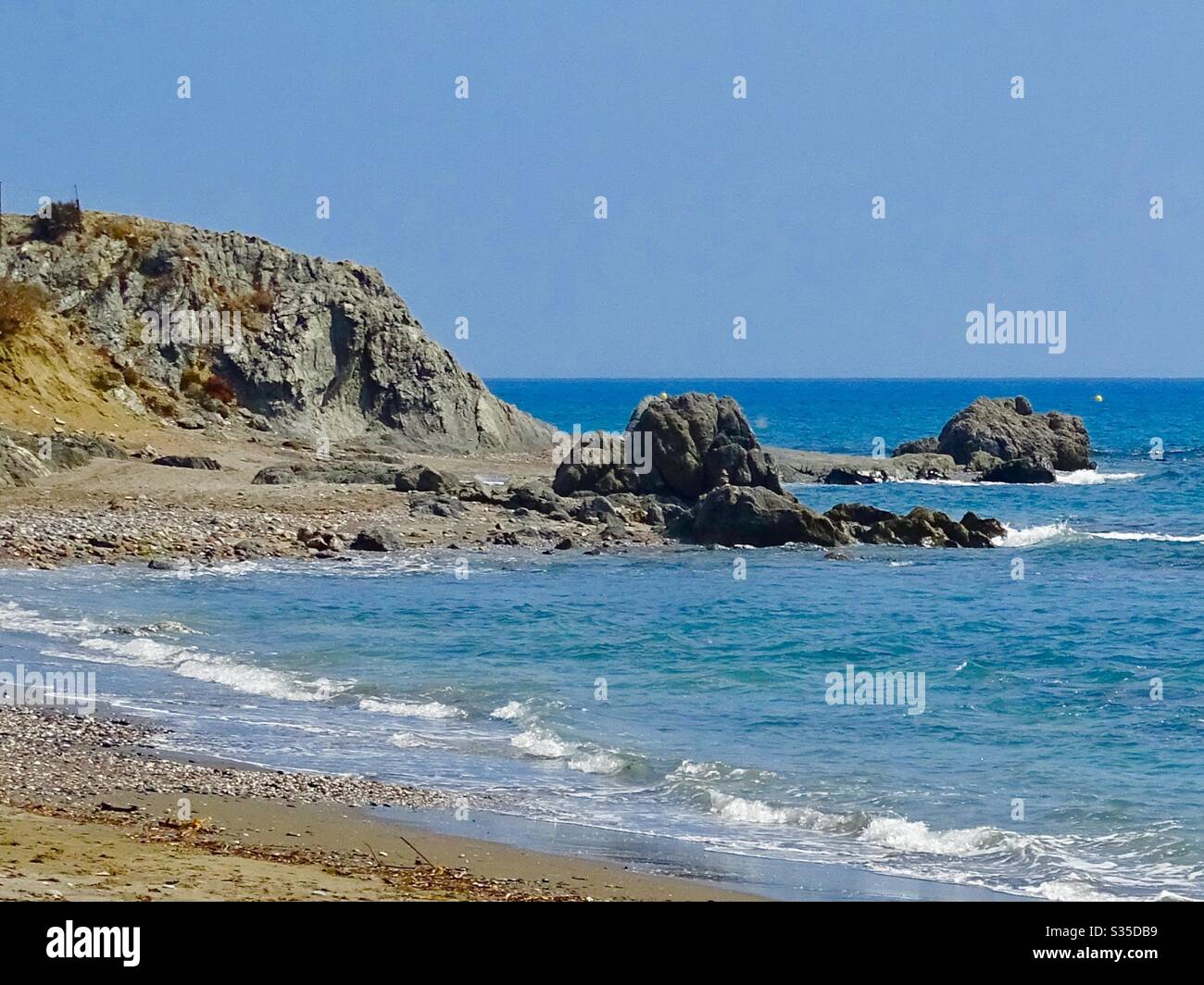 Playa aislada y vista al mar en una costa rocosa en España Foto de stock