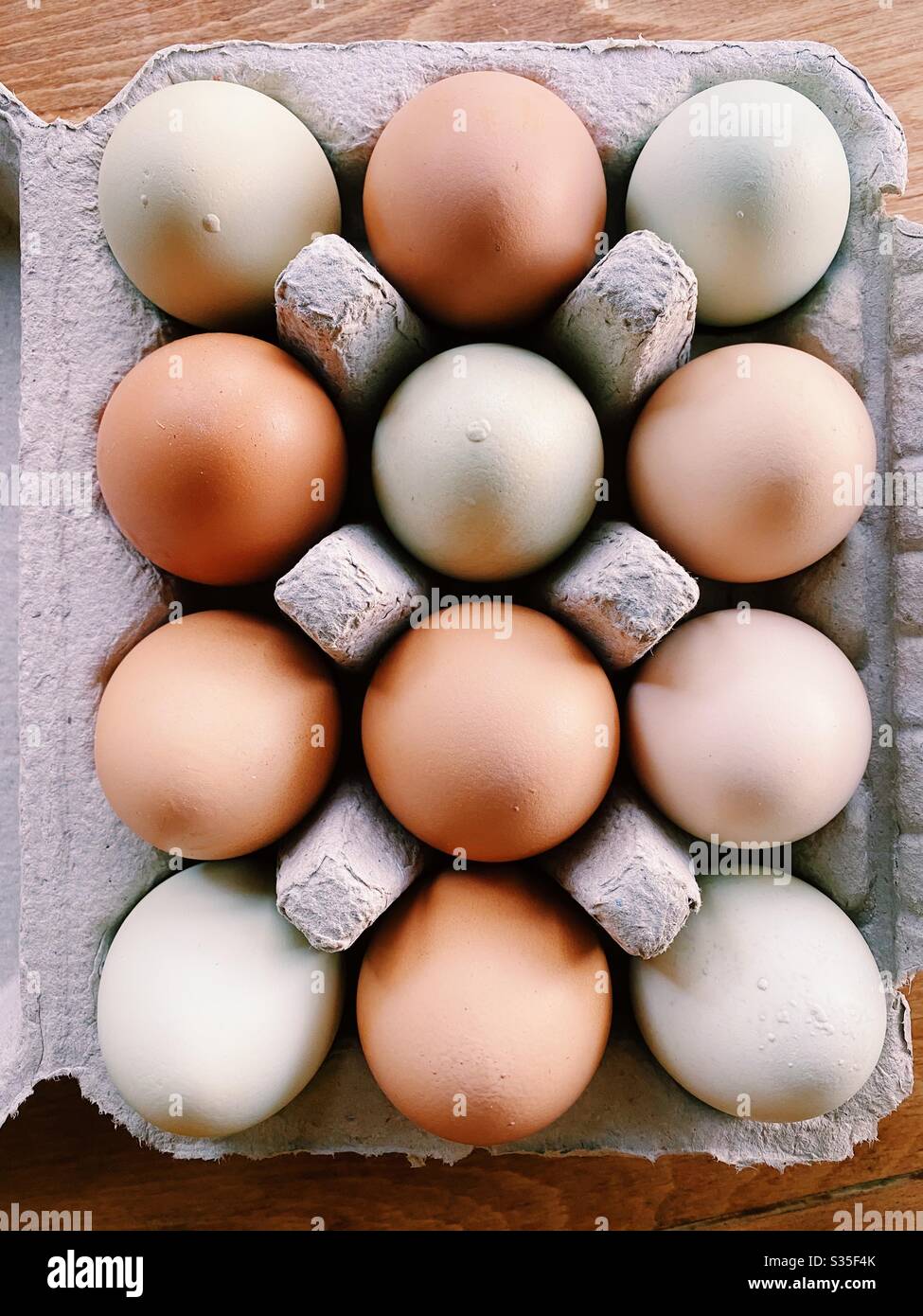 Vista superior de una docena de huevos - orgánicos, criados en pastos, no omg. Foto de stock