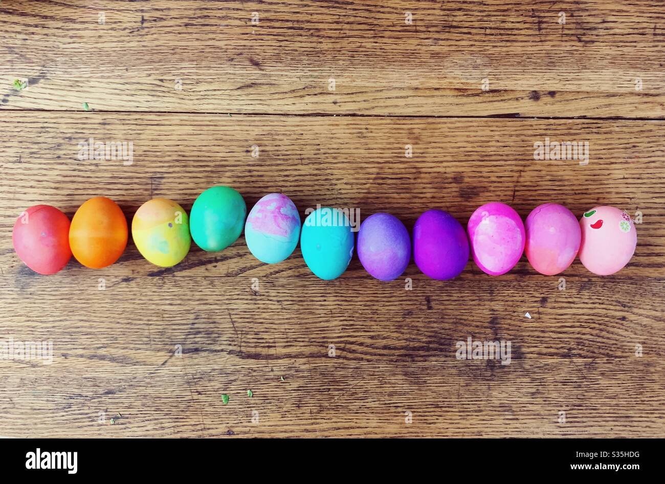 Huevos de Pascua teñidos alineados en orden arco iris Foto de stock
