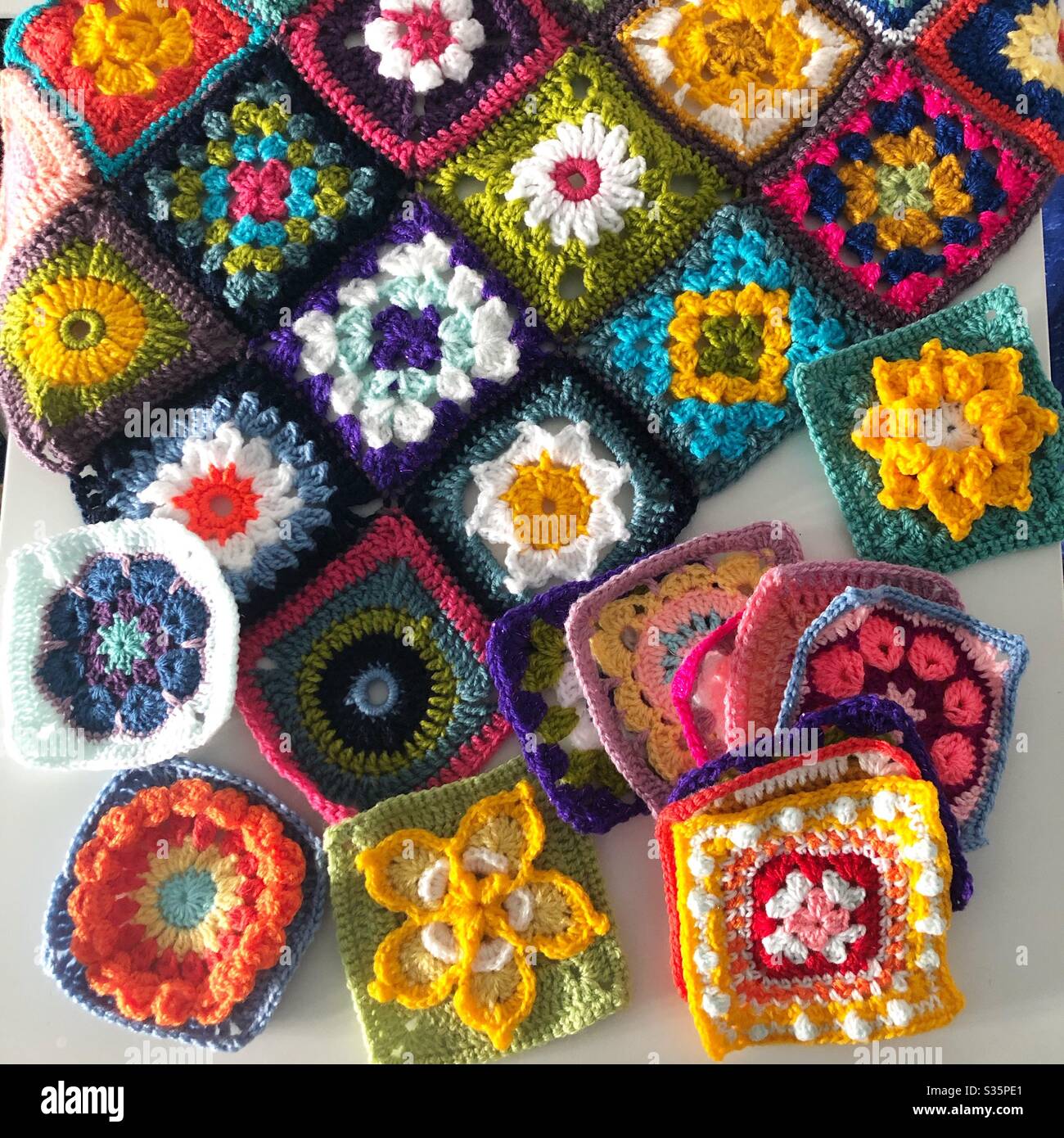 Cuadrados de granny de crochet multicolor Fotografía de stock - Alamy