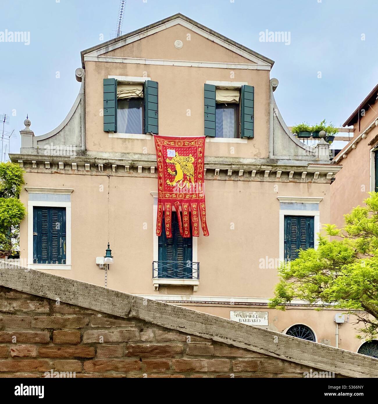 Bandera veneciana o gonfalone en exhibición durante el covid-19 Foto de stock