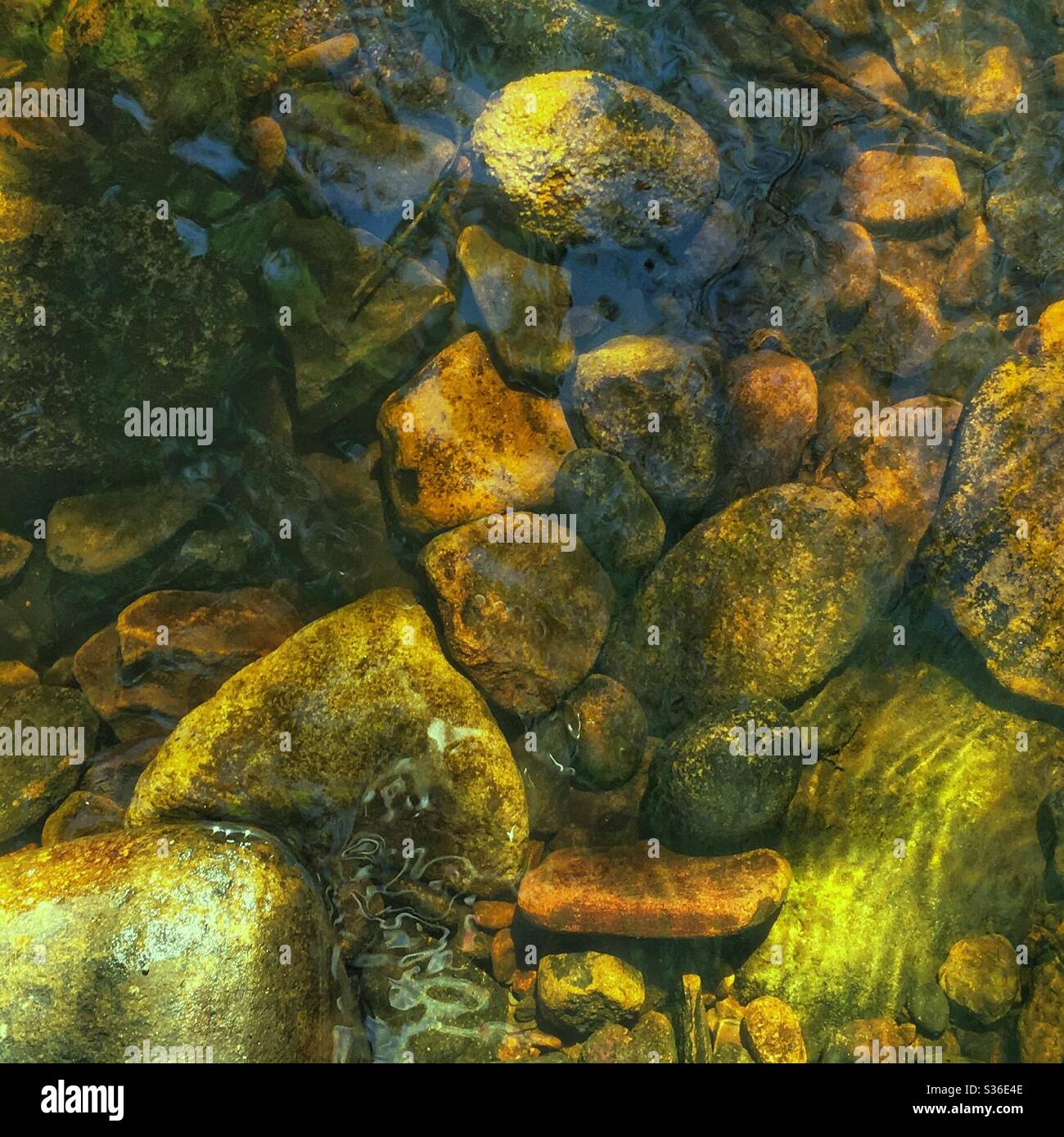 Las piedras en un río Foto de stock