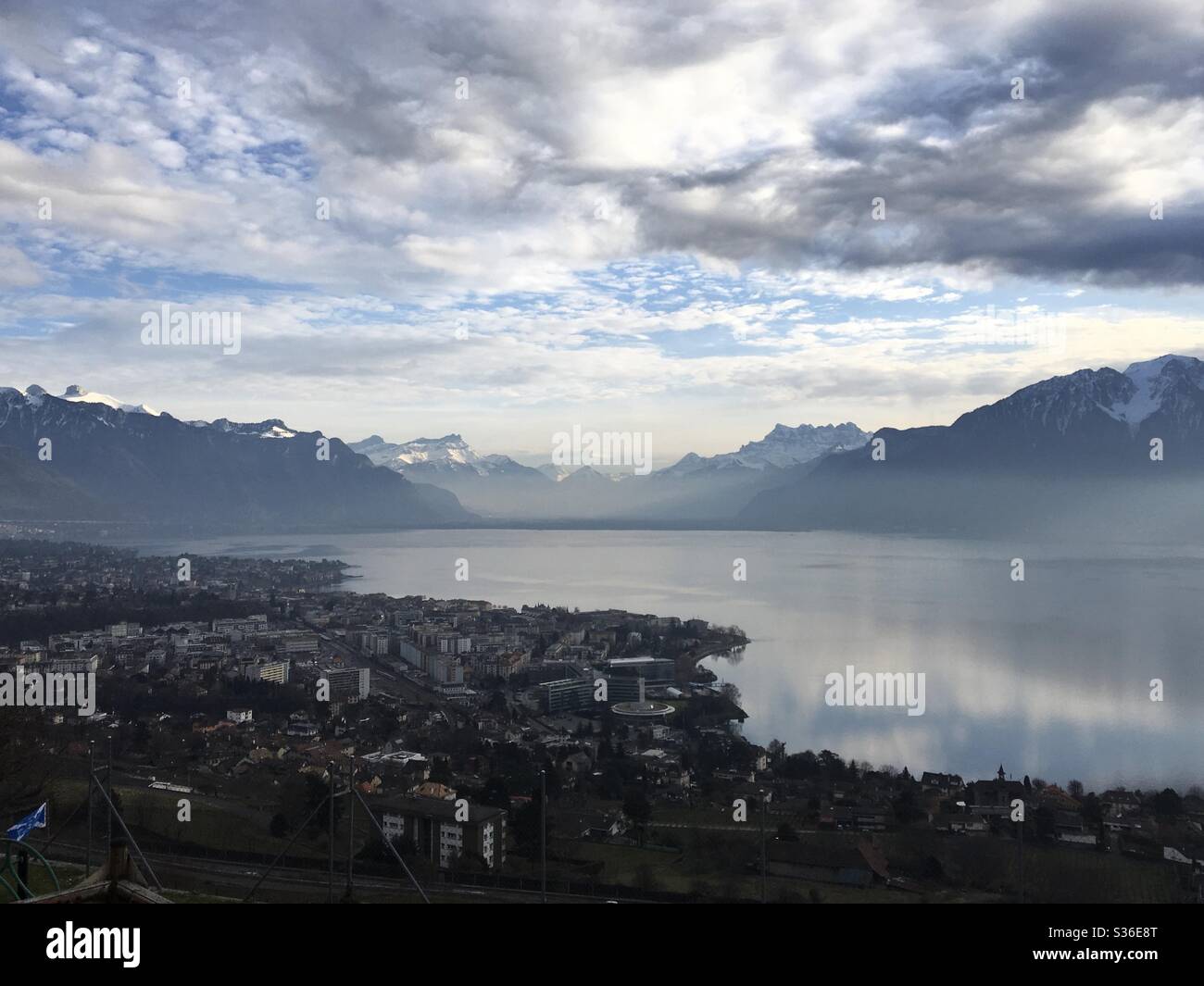 Una vista hacia el lago Léman (Lago de Ginebra) en Suiza. En la imagen se  encuentra la ciudad de Vevey y los Alpes suizos en la distancia, incluyendo  Les Dents Du Midi,