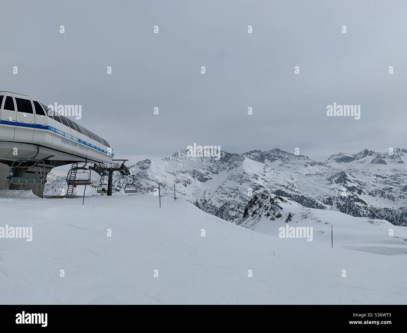 Vista de un remonte en la Thuile, Italia durante la temporada de esquí de invierno. Foto de stock