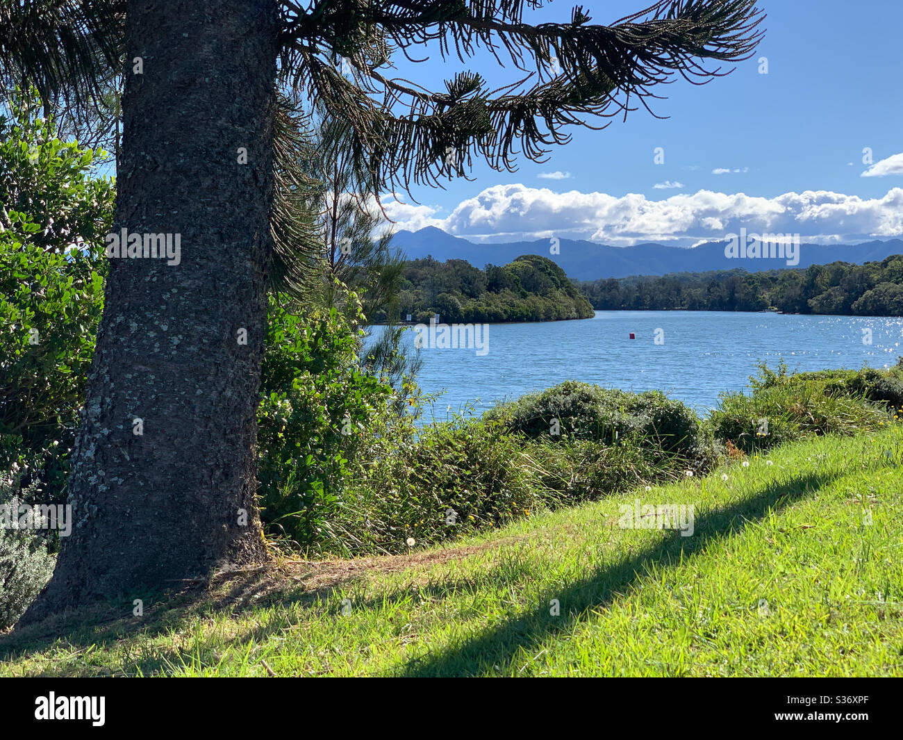 Vistas panorámicas al río con algunos ángulos interesantes Foto de stock