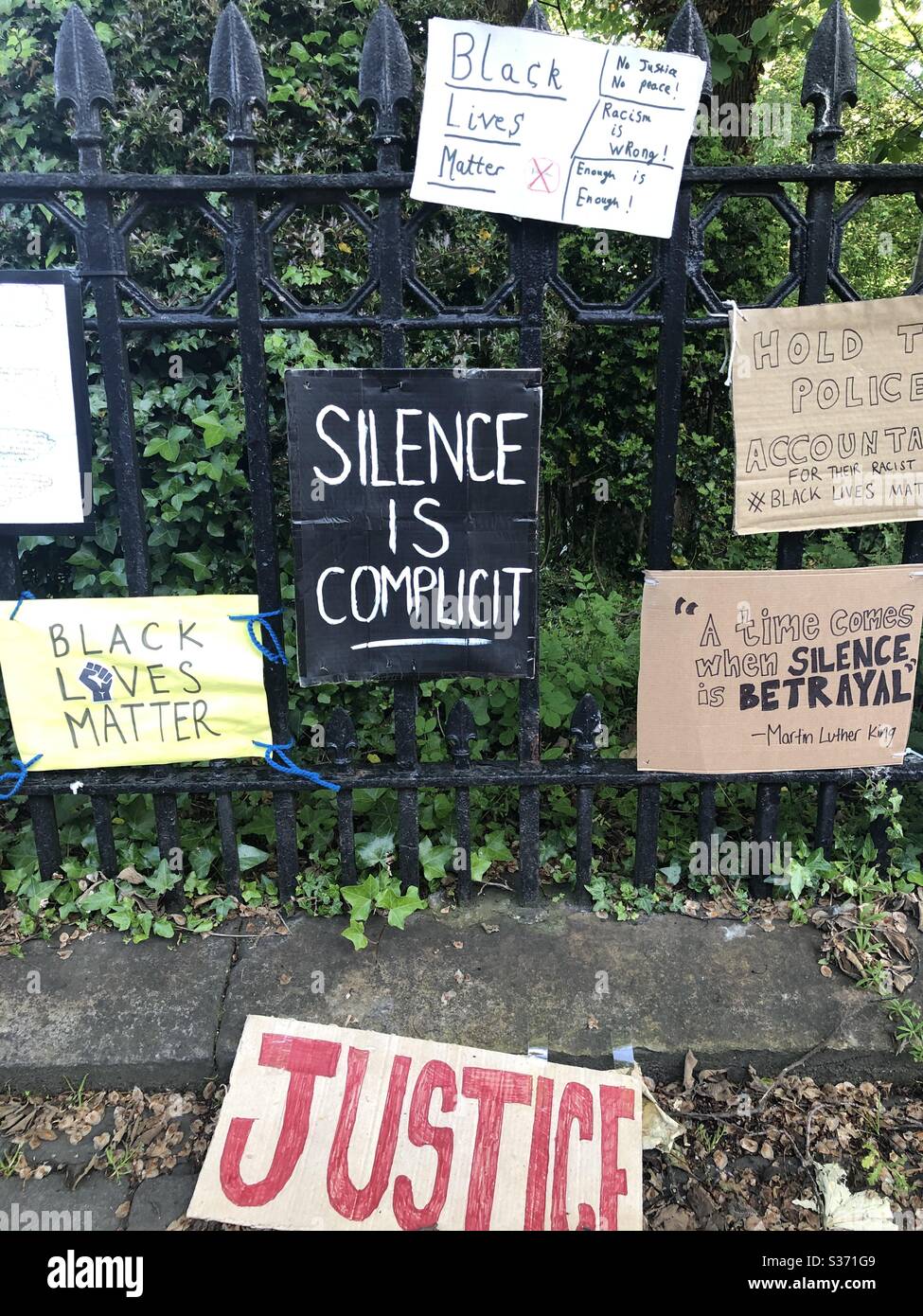 Las vidas negras importan pancartas de protesta y pancartas fuera de la Embajada de los Estados Unidos en Edimburgo, Escocia Foto de stock