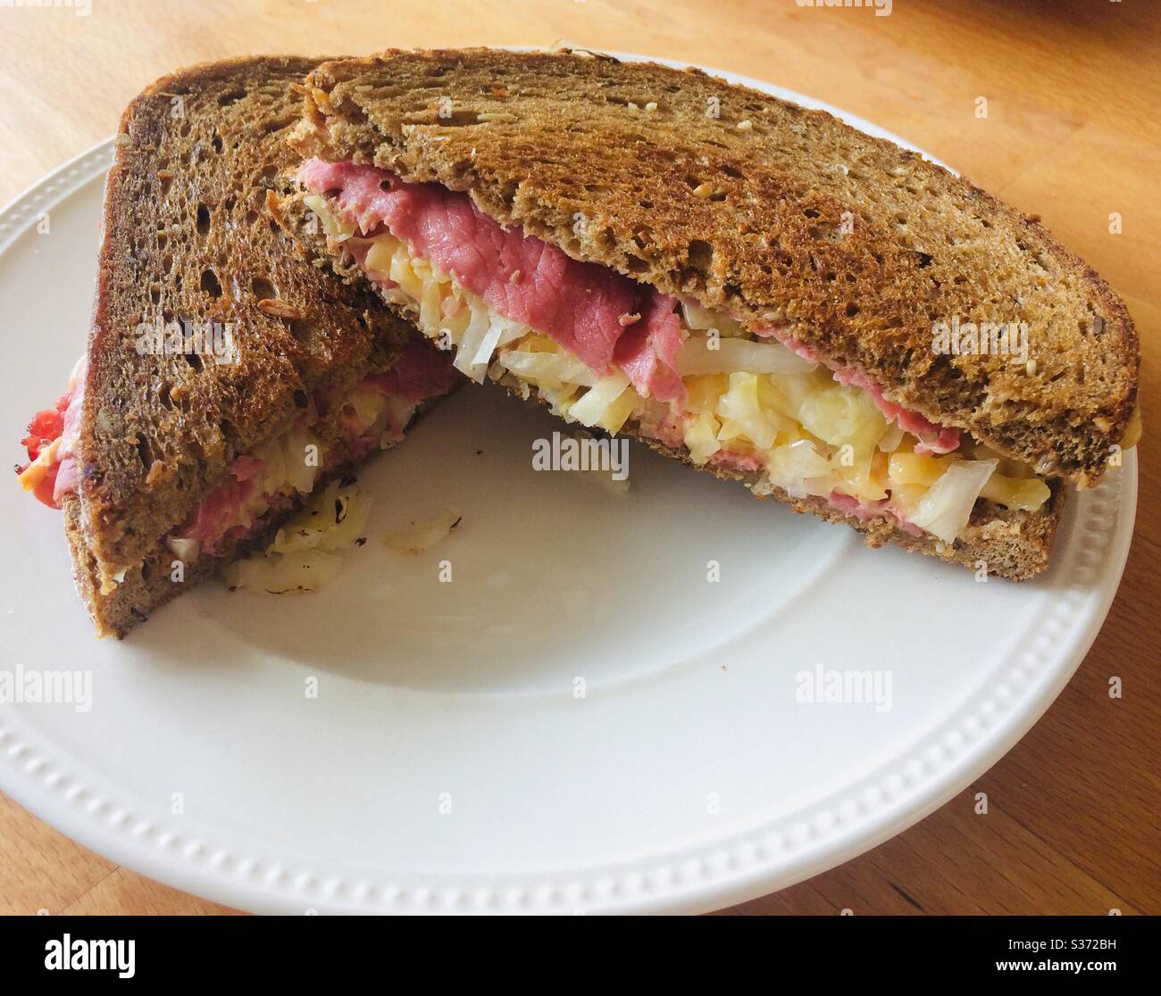 El clásico sándwich Reuben. Foto de stock