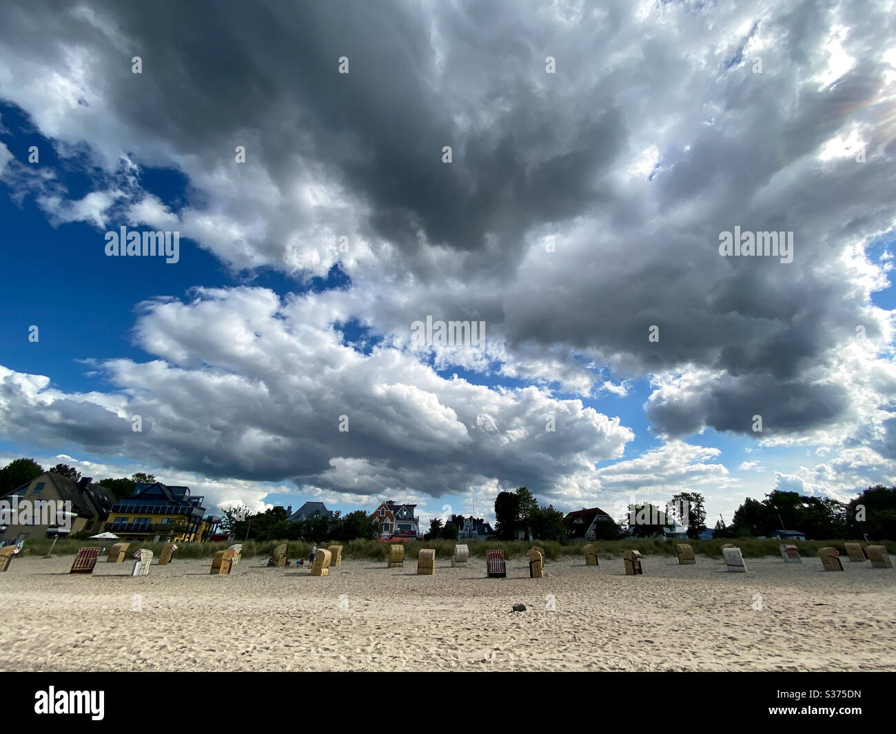 El cielo dramático con las nubes negras de la lluvia sobre una playa cerca del Mar Báltico, Alemania Foto de stock