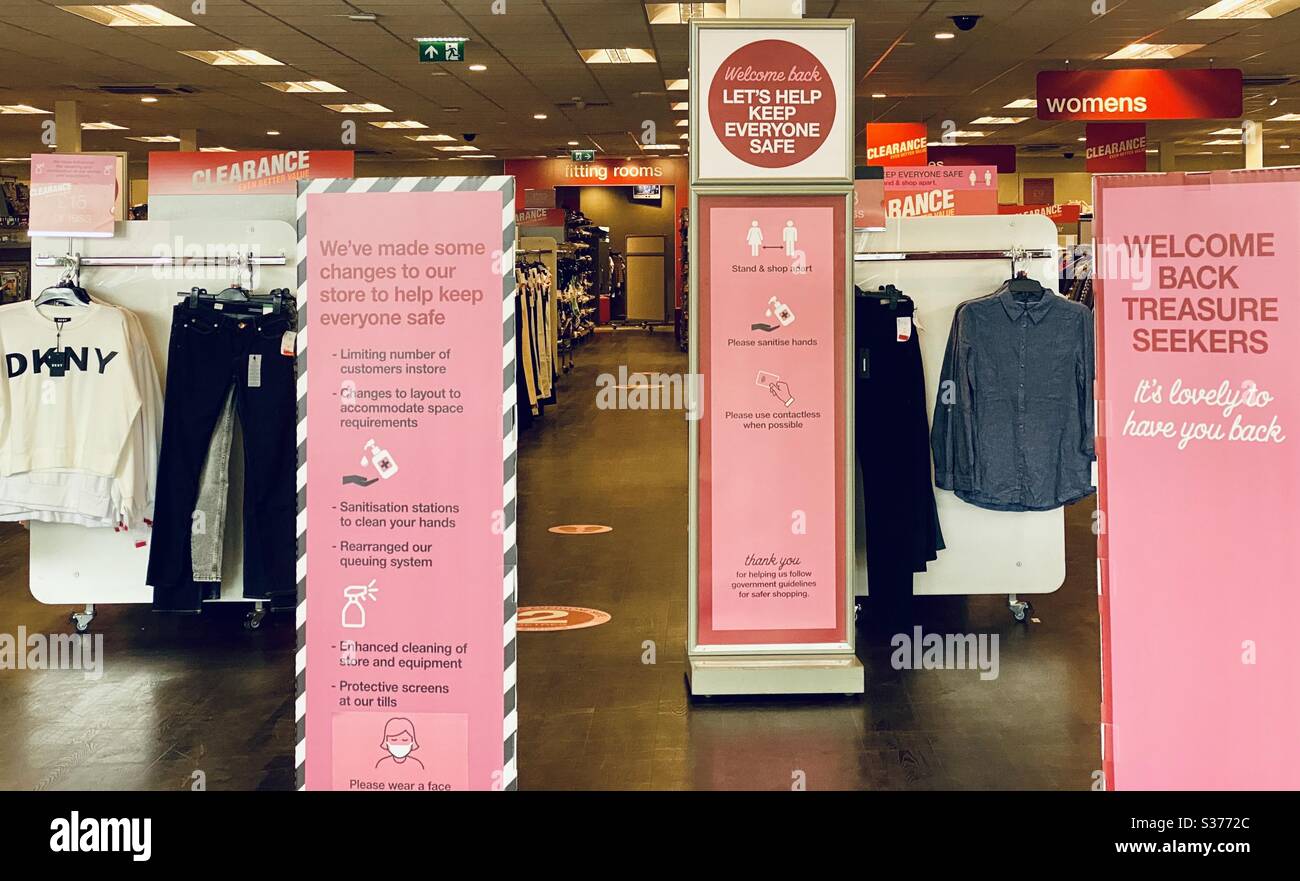 TK MAXX ropa no esencial minorista ahora utilizando distanciamiento