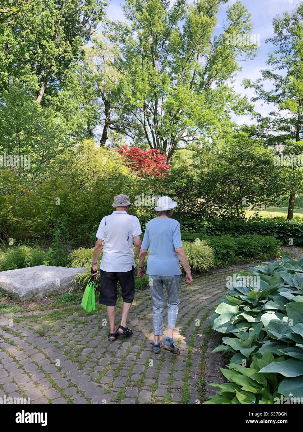 Una Pareja De Ancianos Caminando De La Mano Fotografía De Stock Alamy 4474