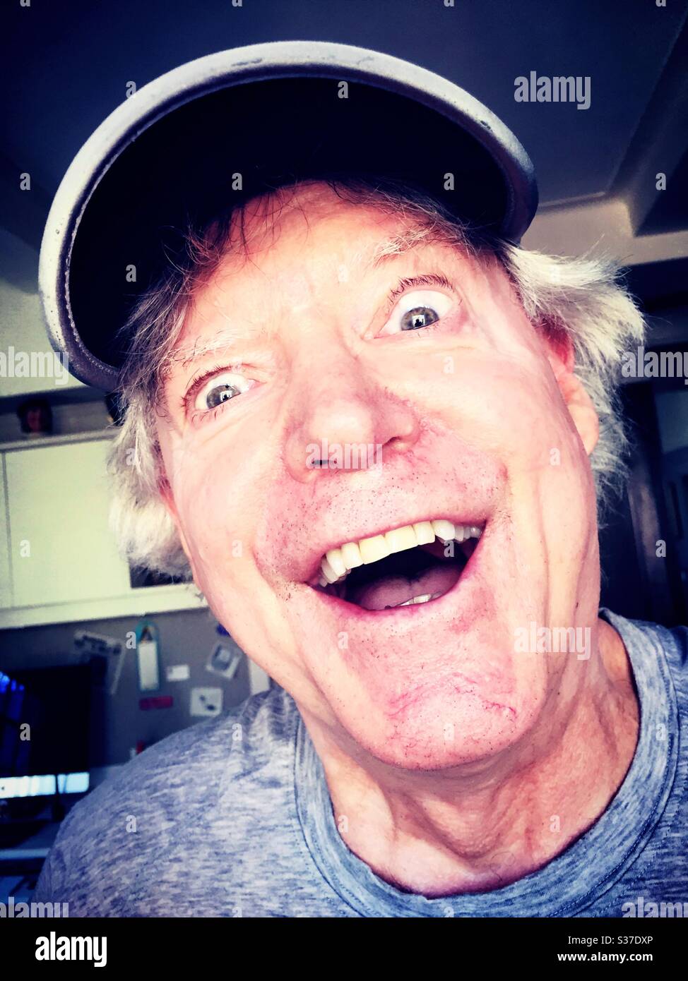 Primer plano de hombre caucásico sonriente goofy en necesidad de un corte de pelo, EE.UU Foto de stock