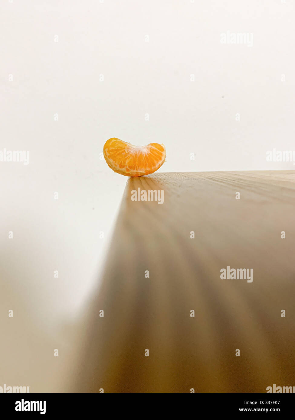 Foto minimalista de una naranja. Foto de stock