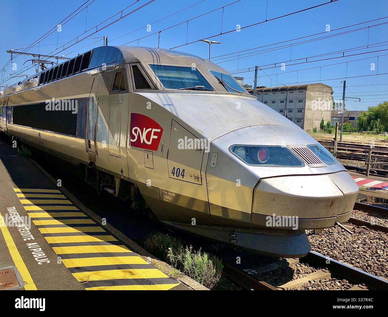 Tren rápido TGV francés de alta velocidad esperando en la estación Châtellerault, Vienne (86), Francia. Foto de stock