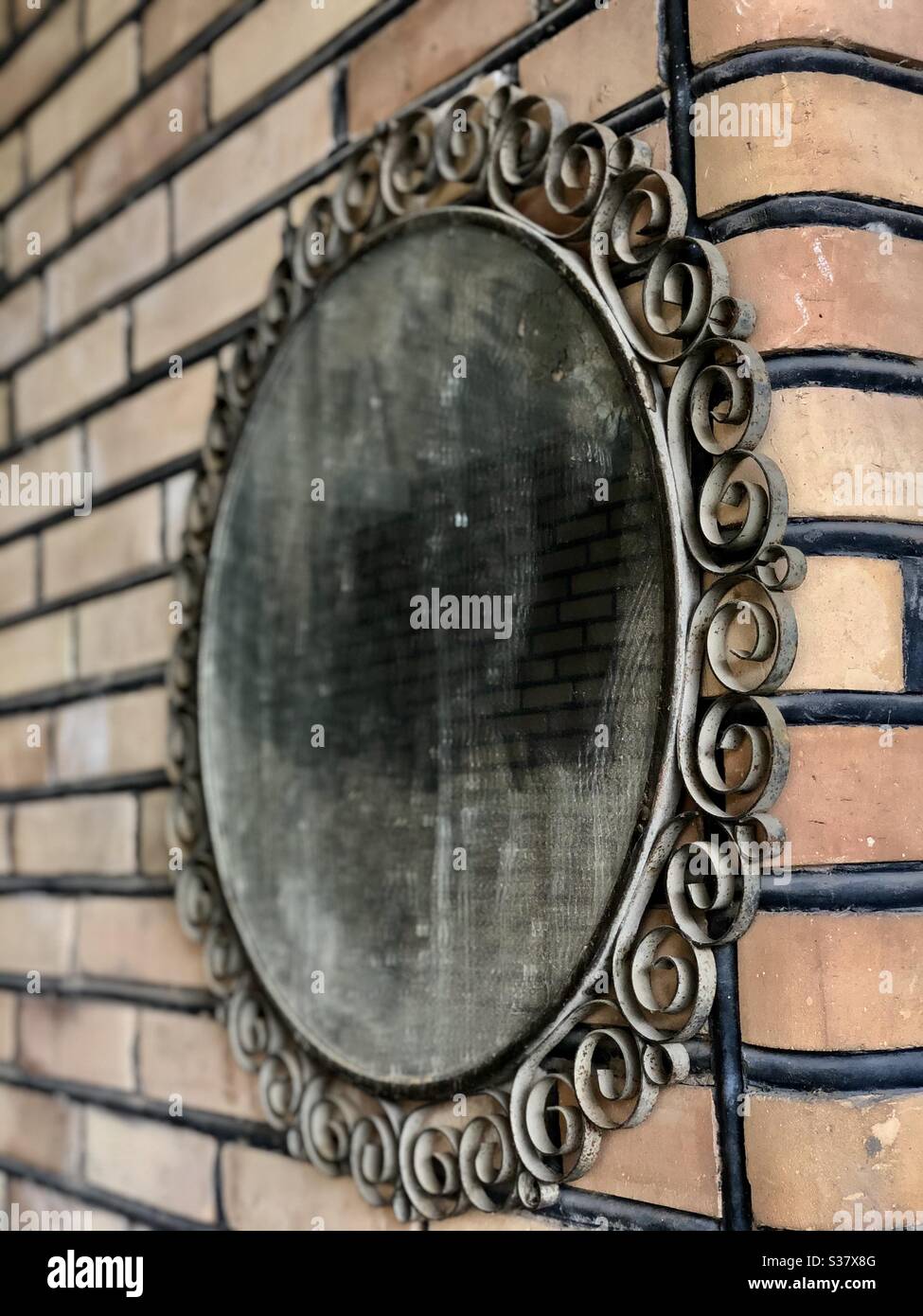Un viejo y sucio espejo colgado en una pared de ladrillo Fotografía de  stock - Alamy