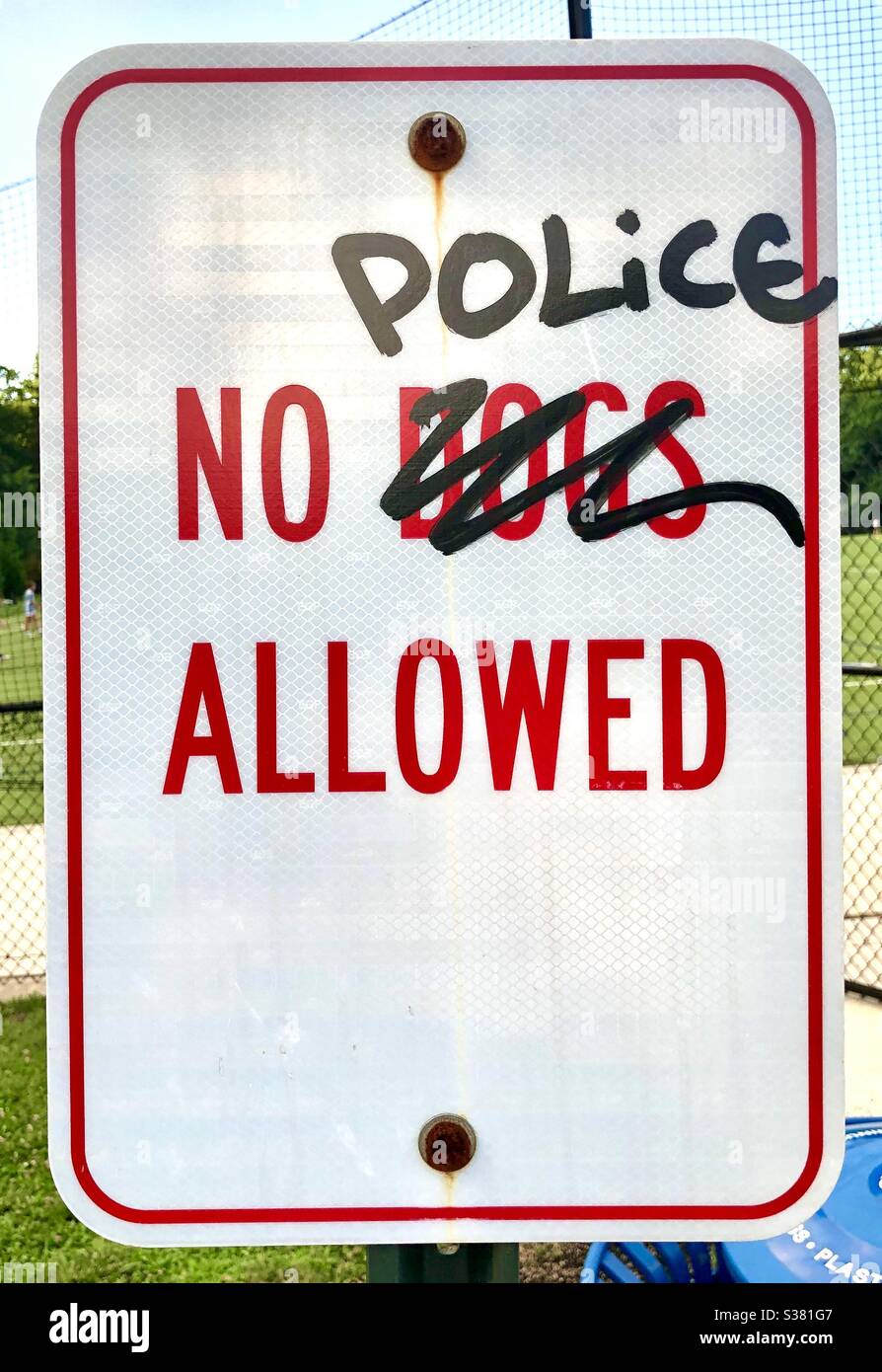 Señal callejera vandalizada para decir "no se permite la policía" durante el momento de la vida Negro materia y los movimientos antipoliciales. Foto de stock