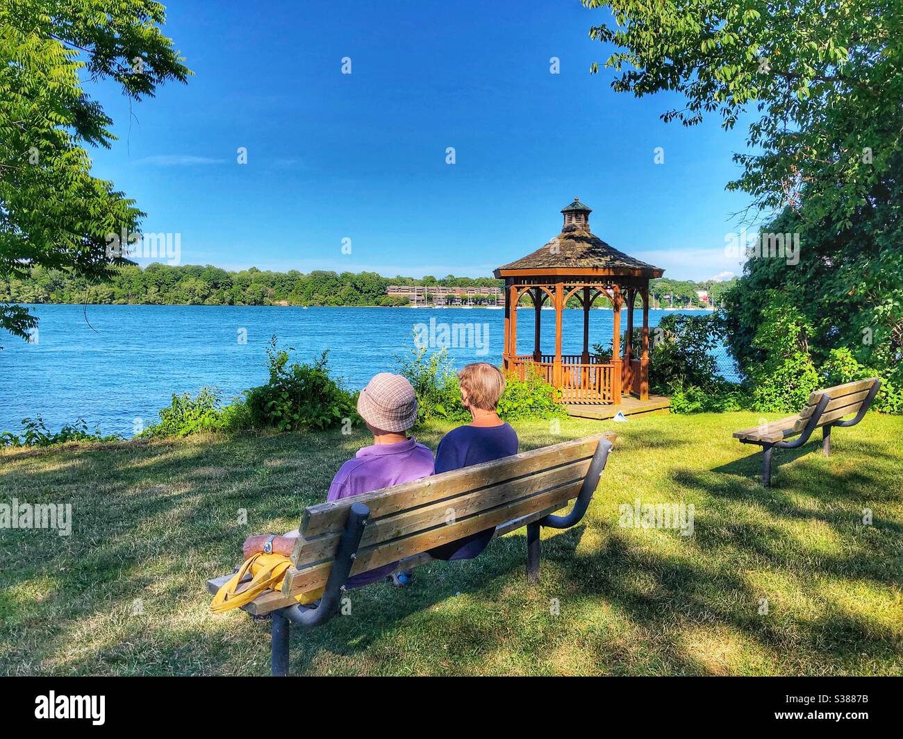 Una pareja de ancianos sentada en un banco en Niagara-on-the-Lake, Canadá. Foto de stock