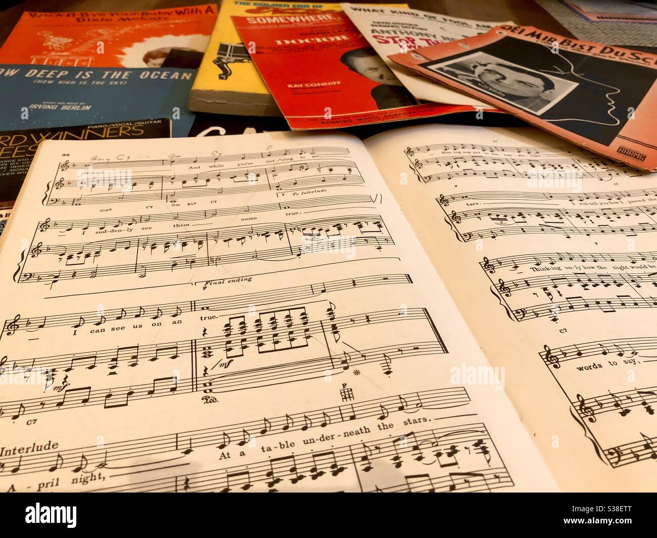 Partituras para piano y una colección de libros de canciones de música  nostálgica Fotografía de stock - Alamy