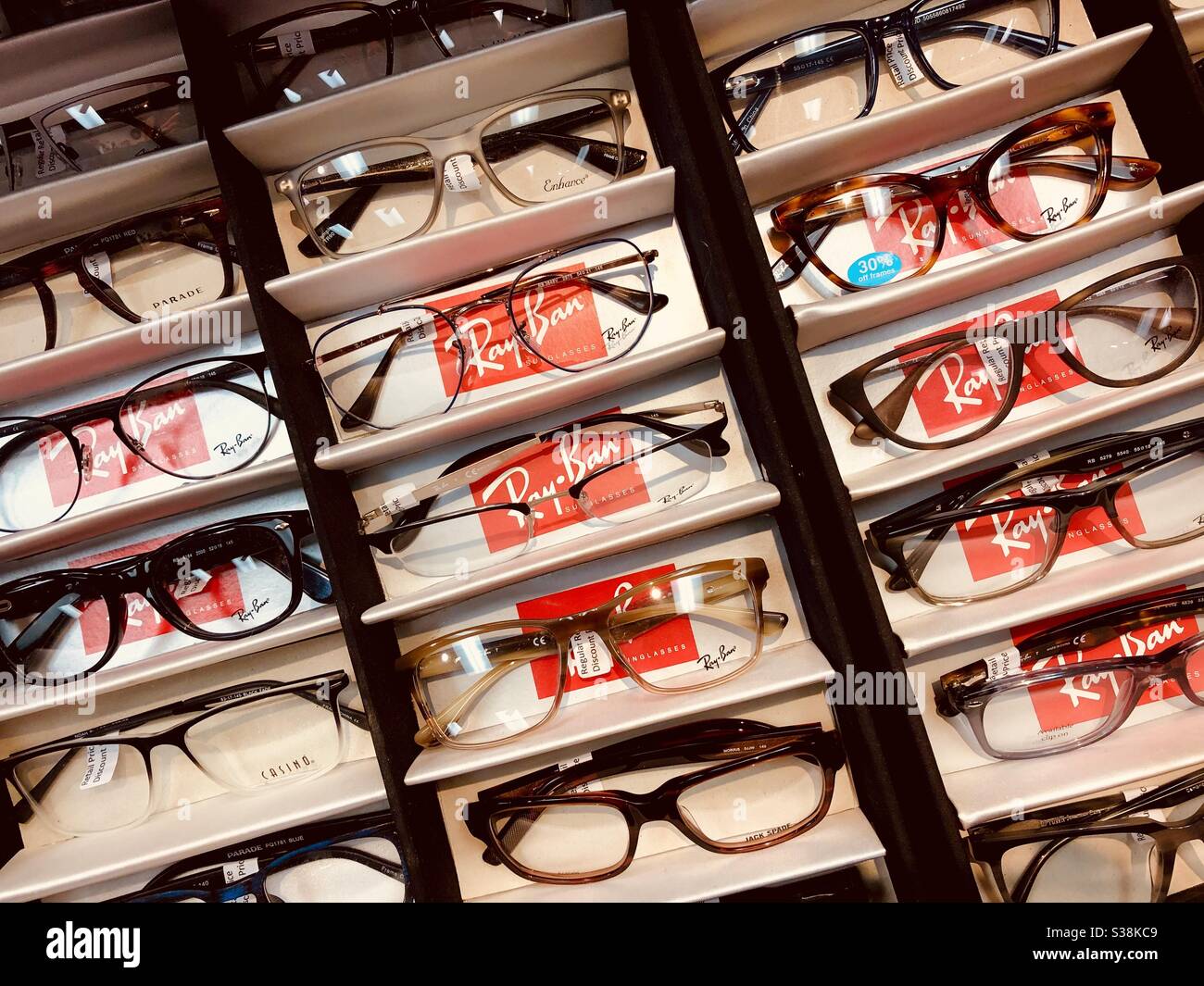 Una exhibici n de gafas de dise o Ray Ban en una tienda de ptica