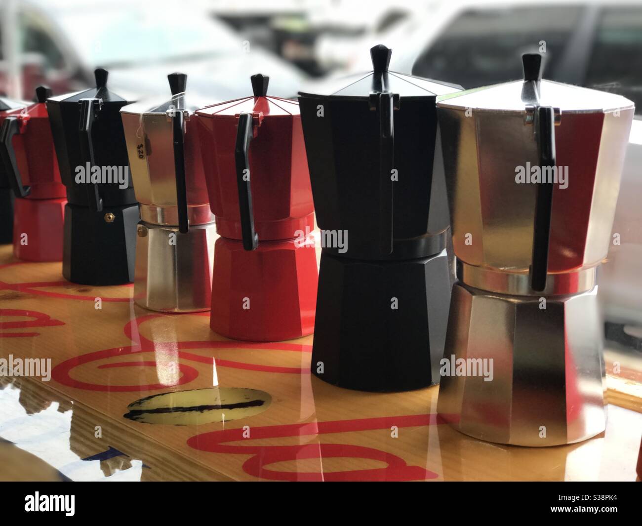 Cafetera de espresso a la venta en una línea en una tienda Fotografía de  stock - Alamy