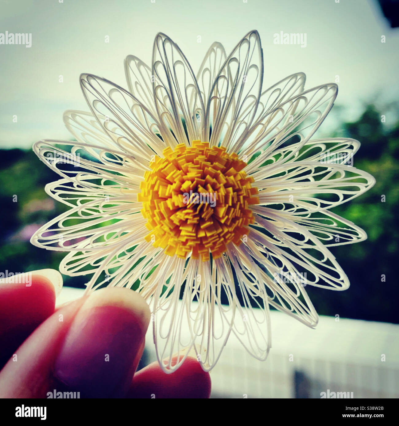 Una flor de margarita hecha de papel. Curling Arte artesanal Foto de stock