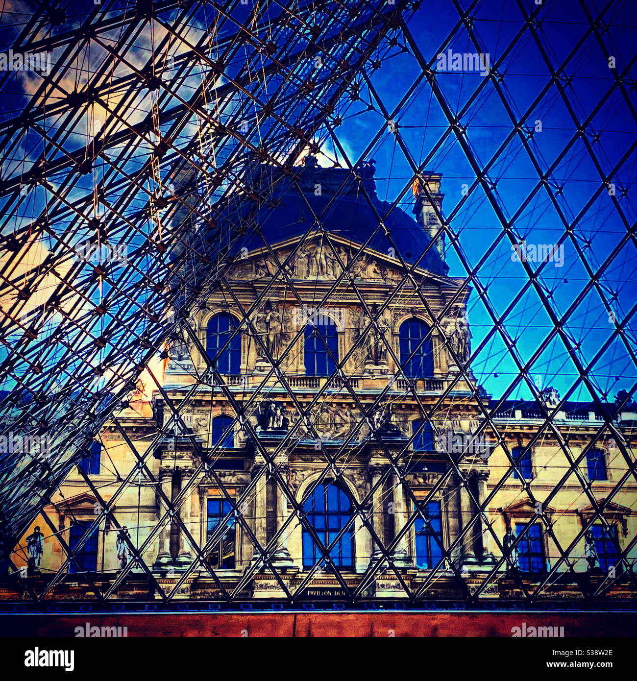 Museo del Louvre a través de la pirámide de cristal Foto de stock