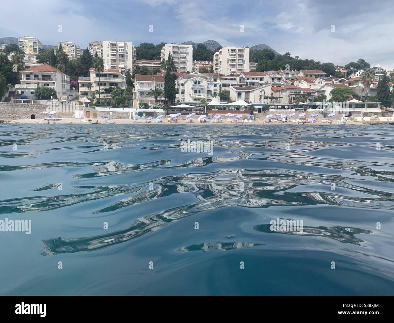 Vista de Herceg novi desde el agua Foto de stock