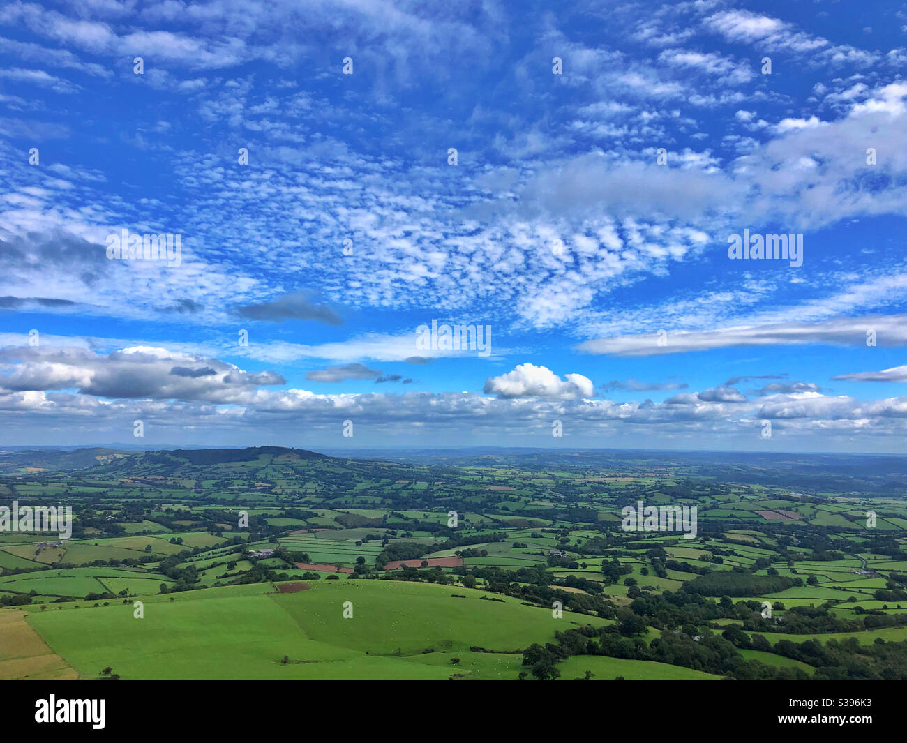 Un hermoso gran cielo sobre el campo de Monmouthshire visto desde la cima del Skirrid (Ysgyryd Fawr), agosto. Foto de stock