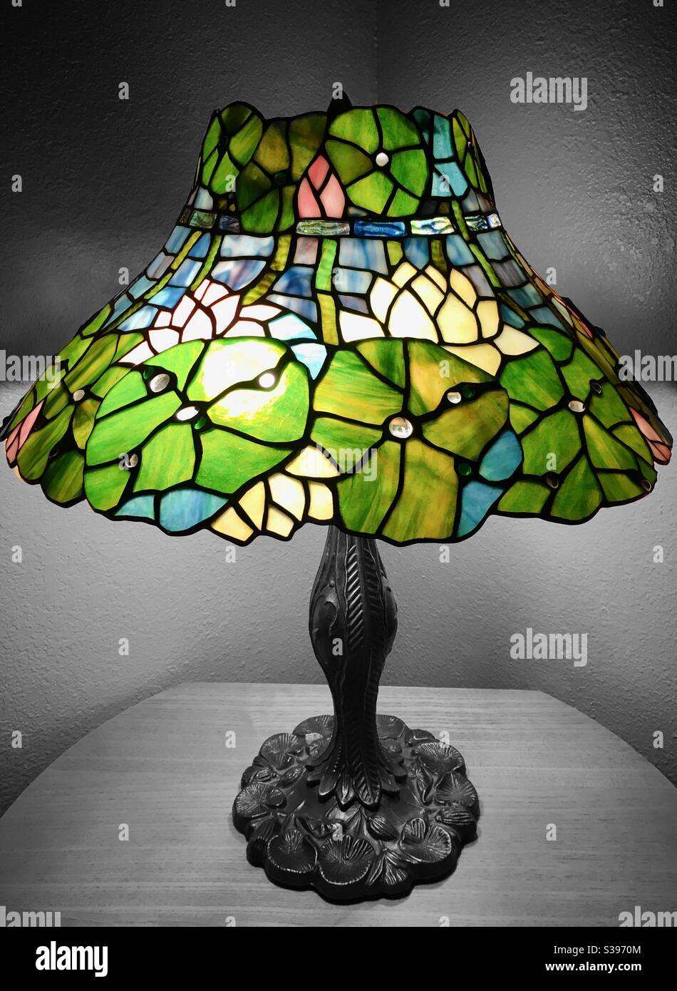 Lámpara Tiffany en una mesa lateral. Foto de stock