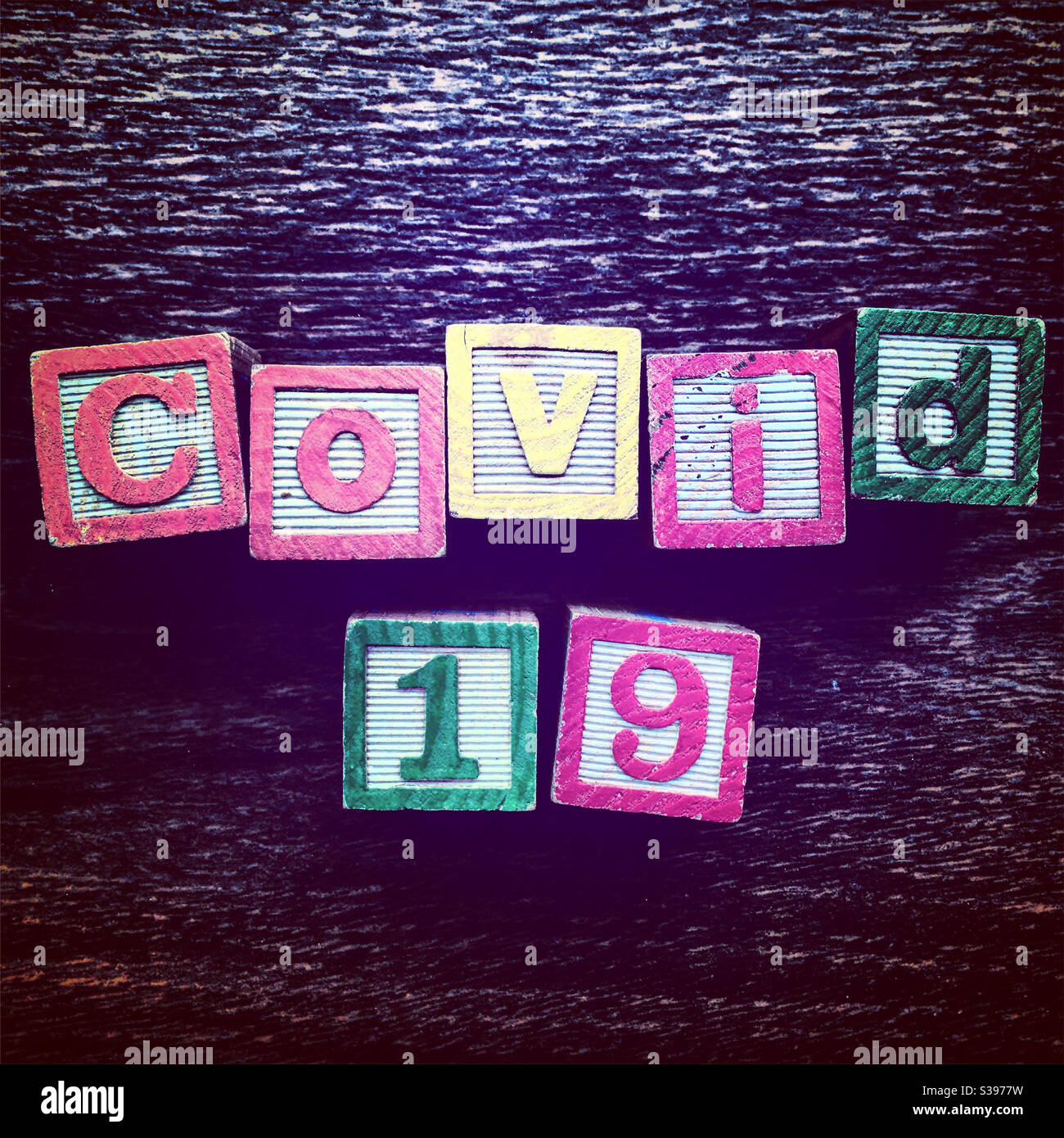 Coronavirus covid19 o covid19 escrito con letra de bloque de madera del alfabeto juguetes Foto de stock