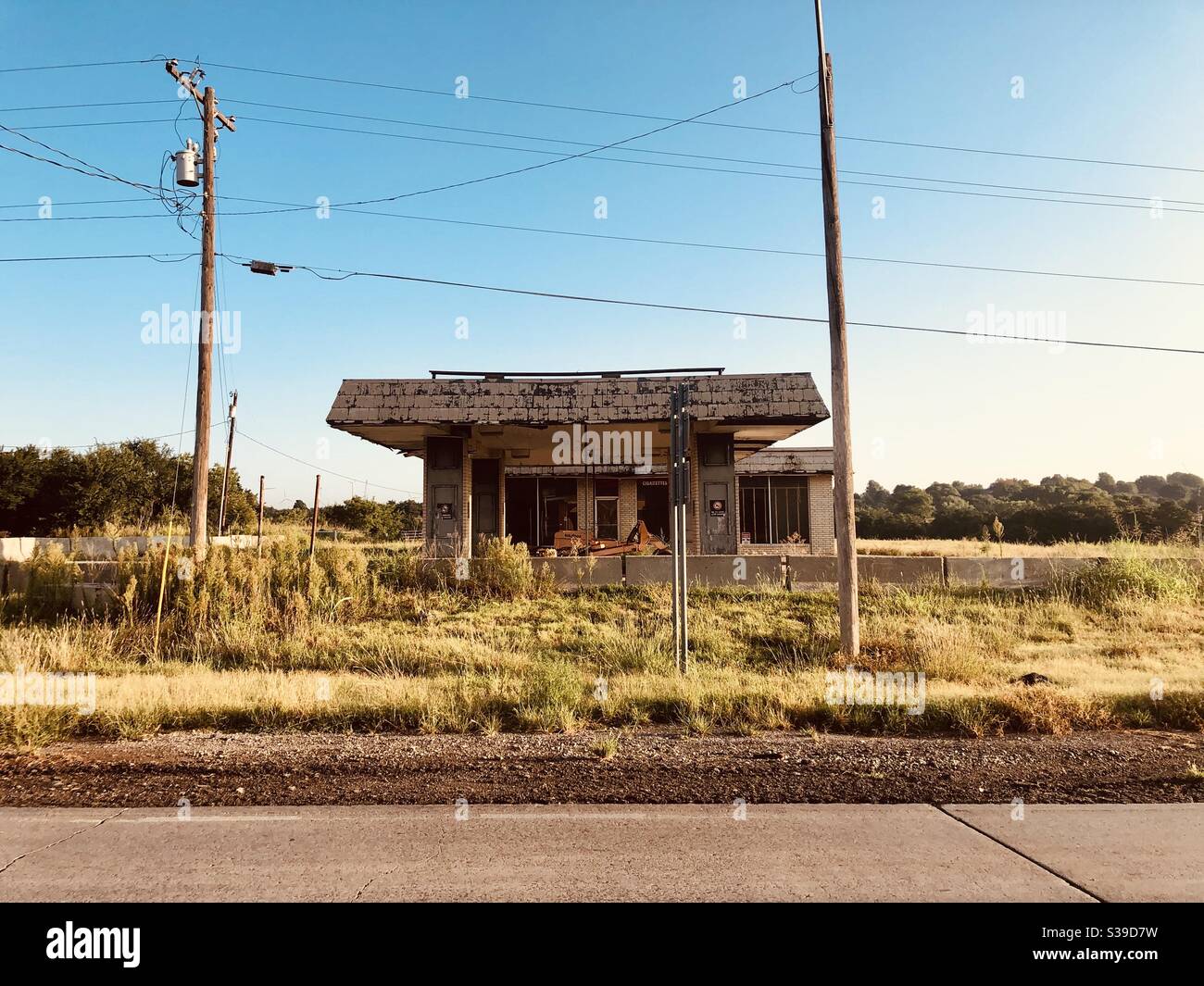 Gasolinera abandonada Foto de stock