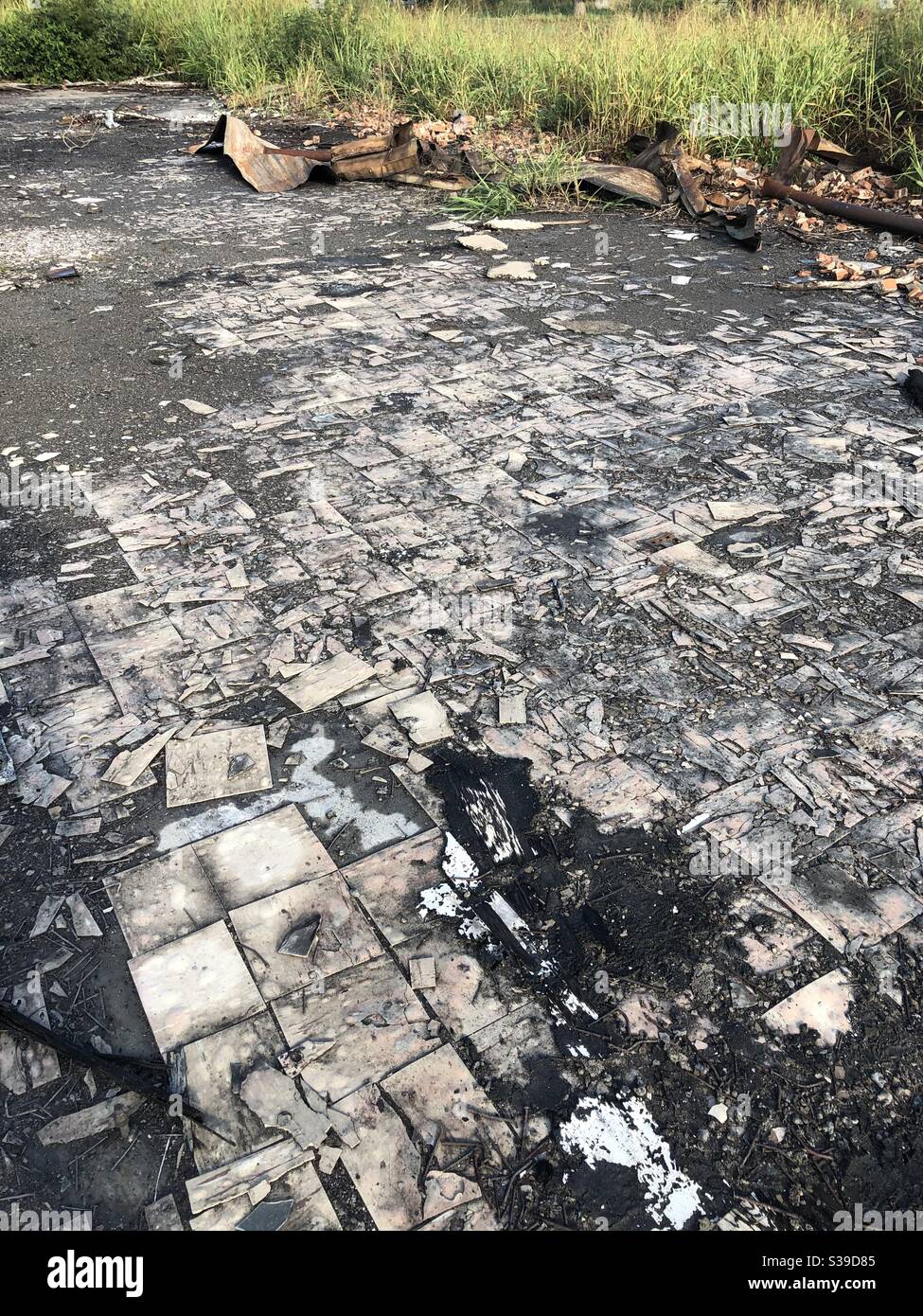 Restos de escuela quemada Foto de stock