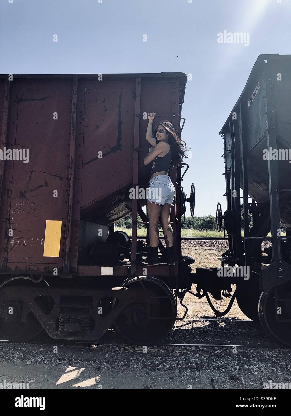 Hermosa chica en un tren Foto de stock