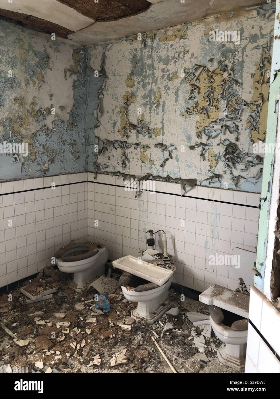 El baño daba miedo abandonado Foto de stock