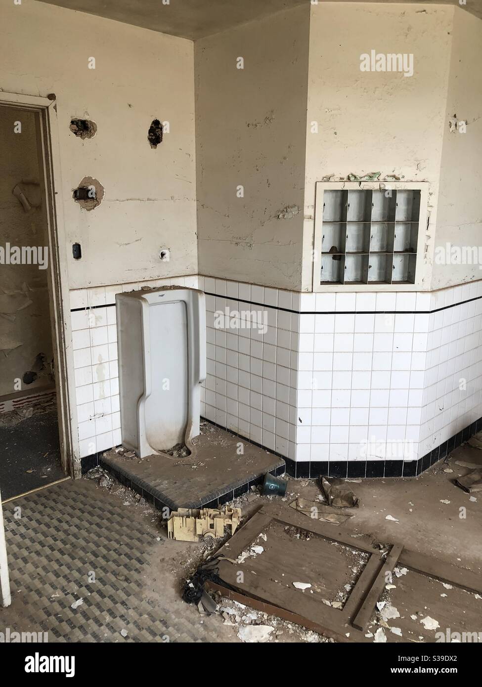 Urinal en la escuela abandonada Foto de stock