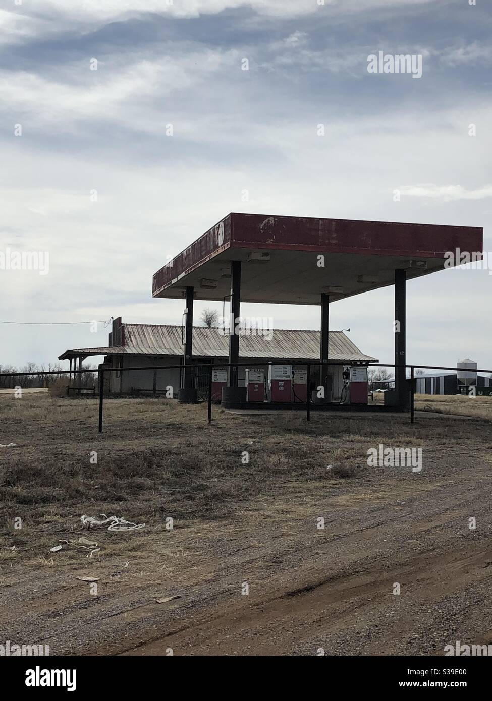 Gasolinera desierta en la ciudad fantasma Foto de stock