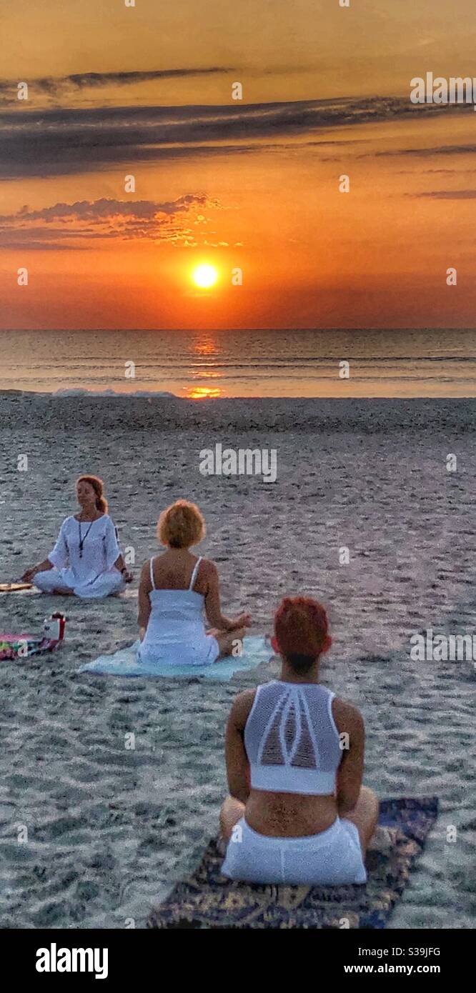 Sunrise yoga, Jacksonville Beach, Florida Foto de stock